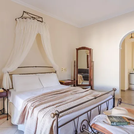 Epavlis & 4* Kamari (Santorini)