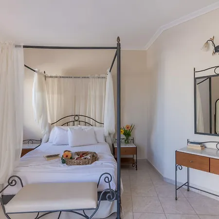 Epavlis & 4* Kamari (Santorini)