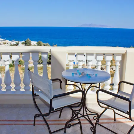Epavlis & Hotel Kamari (Santorini)