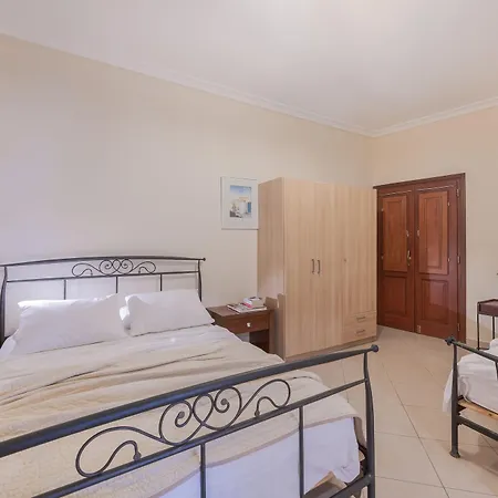 Epavlis & Hotel